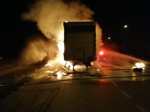 Balıkesir’de hareket halindeki TIR’da yangın çıktı