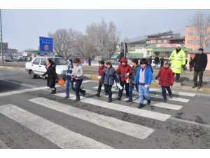 Pasinler Emniyeti’nden "Öncelik Hayatın, Öncelik Yayanın"