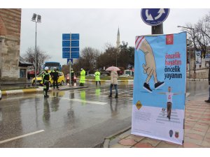 Valiler, sürücülere "Öncelik Hayatın, Öncelik Yayanın" uyarısında bulundu