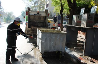 çöp konteynerleri dezenfekte ediliyor