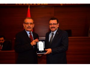 Genç, belediye meclis üyelerine plaket takdim etti
