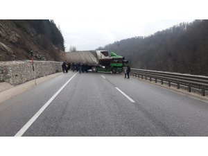 Tır kaza yaptı, yol trafiğe kapandı