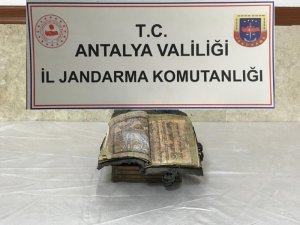 Bizans dönemine ait İbranice kitabı 500 bin euro’ya satacaklardı