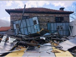 Şiddetli rüzgar evin çatısını uçurdu: 1 çocuk yaralı