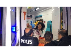 Karnına sapladığı bıçakla hastaneye götürüldü