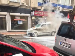 Seyir halindeki araç birden alev topuna döndü