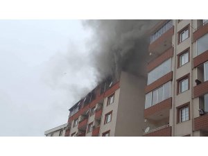 Giresun’da bir evin çatı katında çıkan yangın söndürülmeye çalışılıyor