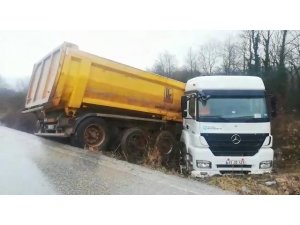 Virajı alamayan hafriyat kamyonu, dere yatağına uçtu