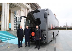 Cumhurbaşkanı Erdoğan hediye edilen otobüsü inceledi