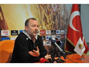 Sergen Yalçın: "Ozan’ı futbolcu olduğuna ikna etmeye çalışıyoruz"