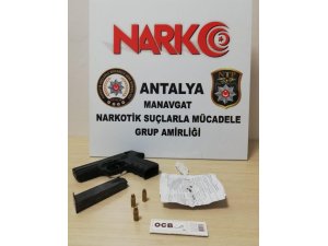 Şüphe üzerine durdurulan araçta uyuşturucu ve silah ele geçirildi