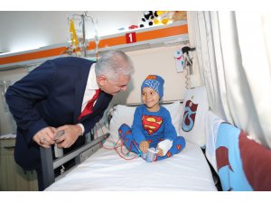 Binali Yıldırım, kanser tedavisi gören çocukları ziyaret etti