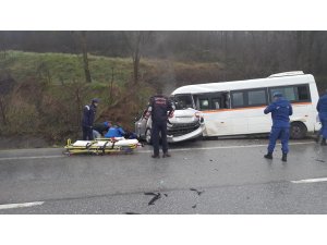 Kocaeli'de öğrenci servisiyle otomobil çarpıştı: 1 ölü, 9 yaralı