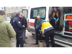 Abisine kızdı, restoranın camlarını kırdı