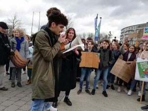 Belçika’da binlerce öğrenci sokakta