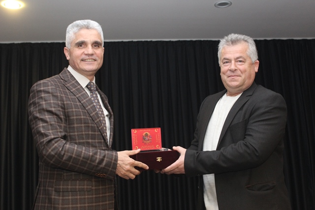 Gün muhtarlarla vedalaştı