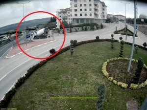 Viraja hızlı giren beton mikserinin devrilme anı kamerada