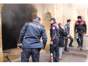Niğde’de 800 yıllık camide yangın