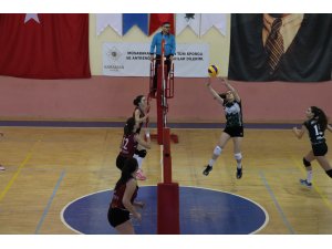 Karaman'da okullararası gençler voleybol müsabakaları