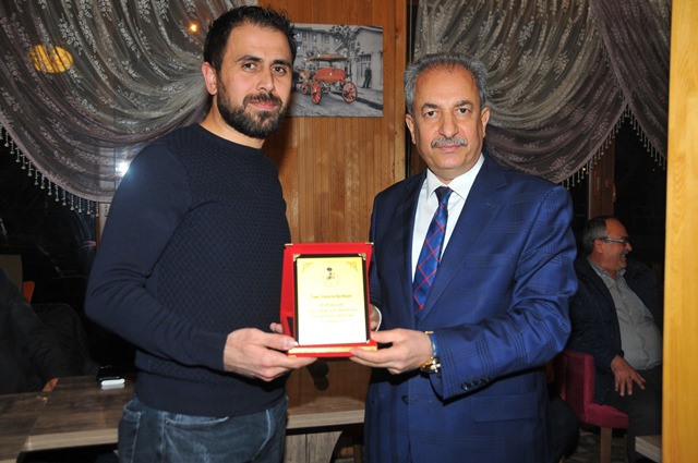 Başkan Akkaya’dan Belediye Meclis üyelerine plaket