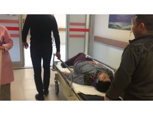 Kamyonet önce minibüse, ardından istinat duvarına çarptı: 3 yaralı