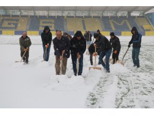 Ağrı Şehir Stadyumu temizleniyor