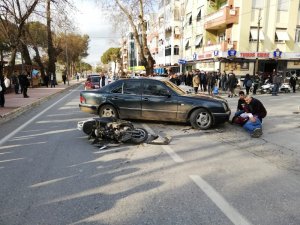 Otomobille çarpışan motosikletli yaralandı, kaza anı kameraya yansıdı