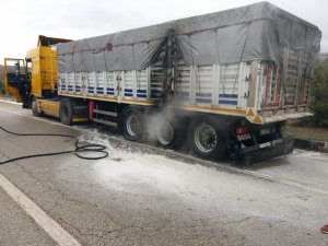 Kırıkkale’de seyir halindeki tırın lastikleri alev aldı