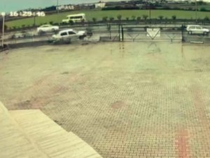 Duvara çarptı, ’bana mısın’ demedi, düşen plakasını alıp kaçıp gitti