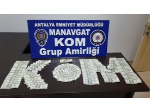 Sahte dolarlar çocuklara ait ders kitaplarının arasından çıktı