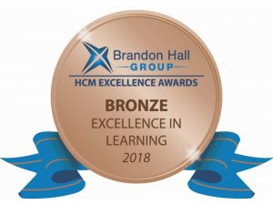 DeFacto Brandon Hall’dan ödülle döndü