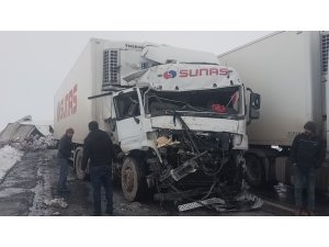 Sisten dolayı tırlar çarpıştı, muz kutuları yola saçıldı