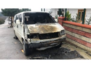 Park halindeki minibüs alev alev yandı