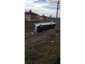 Midibüs devrildi:2 yaralı