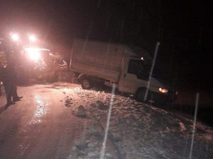 Van’da yoldan çıkan aracı belediye ekipleri kurtardı