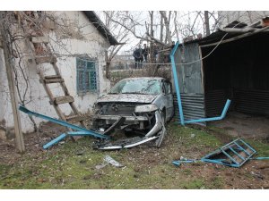Yoldan çıkan otomobil, eve çarptı bahçeye uçtu: 5 yaralı