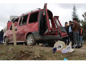 Araçları baba ve oğluna mezar oldu
