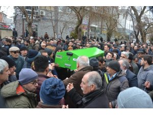 Evinde ölü bulunan doktor son yolculuğuna uğurlandı