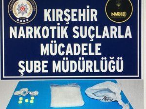 Otomobilin içerisinde gizli bölme yapıp uyuşturucu saklamışlar