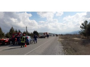 Çarpışan otomobillerden biri ikiye bölündü: 4 kişi yaralandı