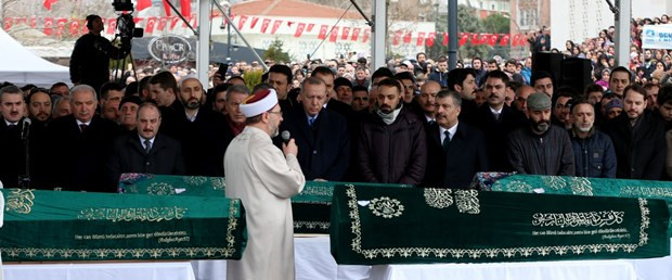 Çöken binada ölen aynı aileden 9 kişiye veda