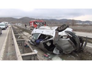 Su kanalına uçan otomobildeki 4 kişi ölümden döndü