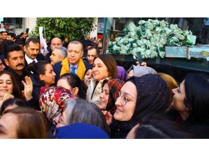 Erdoğan ’Reis’ yazılı kıyafetlerle otobüsün önünde duran kadınları kırmadı