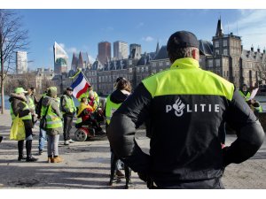Hollanda'da sarı yeleklilerden eylem