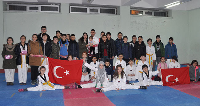 Dünya şampiyonu sporcuya sürpriz karşılama