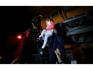 Beş katlı binada çıkan yangında 15 kişi mahsur kaldı