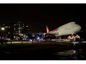 Hollanda'da otel bahçesine konulacak uçağın transferi tamamlandı