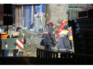 Kartal’da çöken binada enkaz kaldırma çalışmaları sürüyor