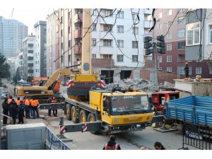 Kartal’da enkaz kaldırma çalışmaları sabah saatlerinde de devam ediyor