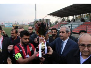 Şampiyona kupasını belediye başkanı verdi